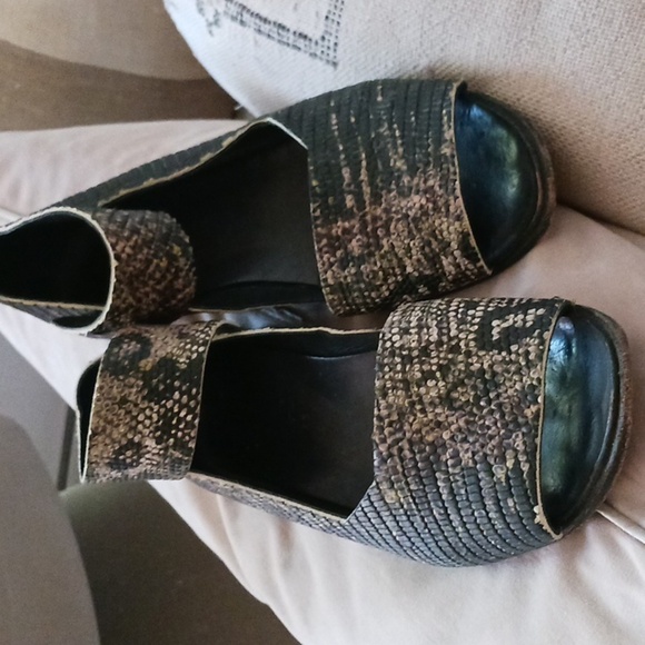 Elegant Women's Snakeskin Wedges - Picture 1 of 8